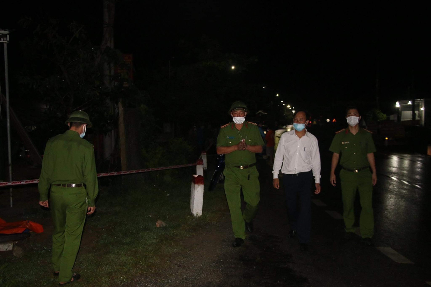 Ngành chức năng Hà Tĩnh tiến hành phong toả hai thôn để điều tra yếu tố dịch tễ sau ca tái nhiễm COVID-19.