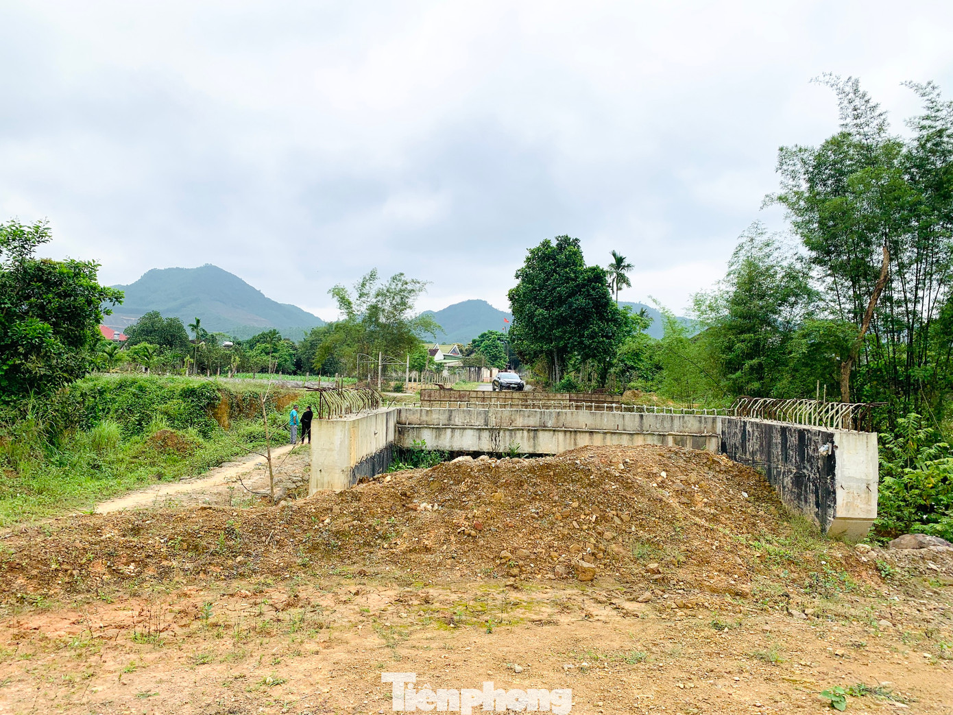 “Đường làm đến phần cầu thì dừng lại hơn 1 năm qua. Ngoài việc không đáp ứng nhu cầu đi lại cho người dân, vật liệu xây dựng, sắt thép phơi nắng phơi mưa cũng gây lãng phí, ảnh hưởng đến chất lượng công trình”, người dân xã Lưu Vĩnh Sơn cho hay.