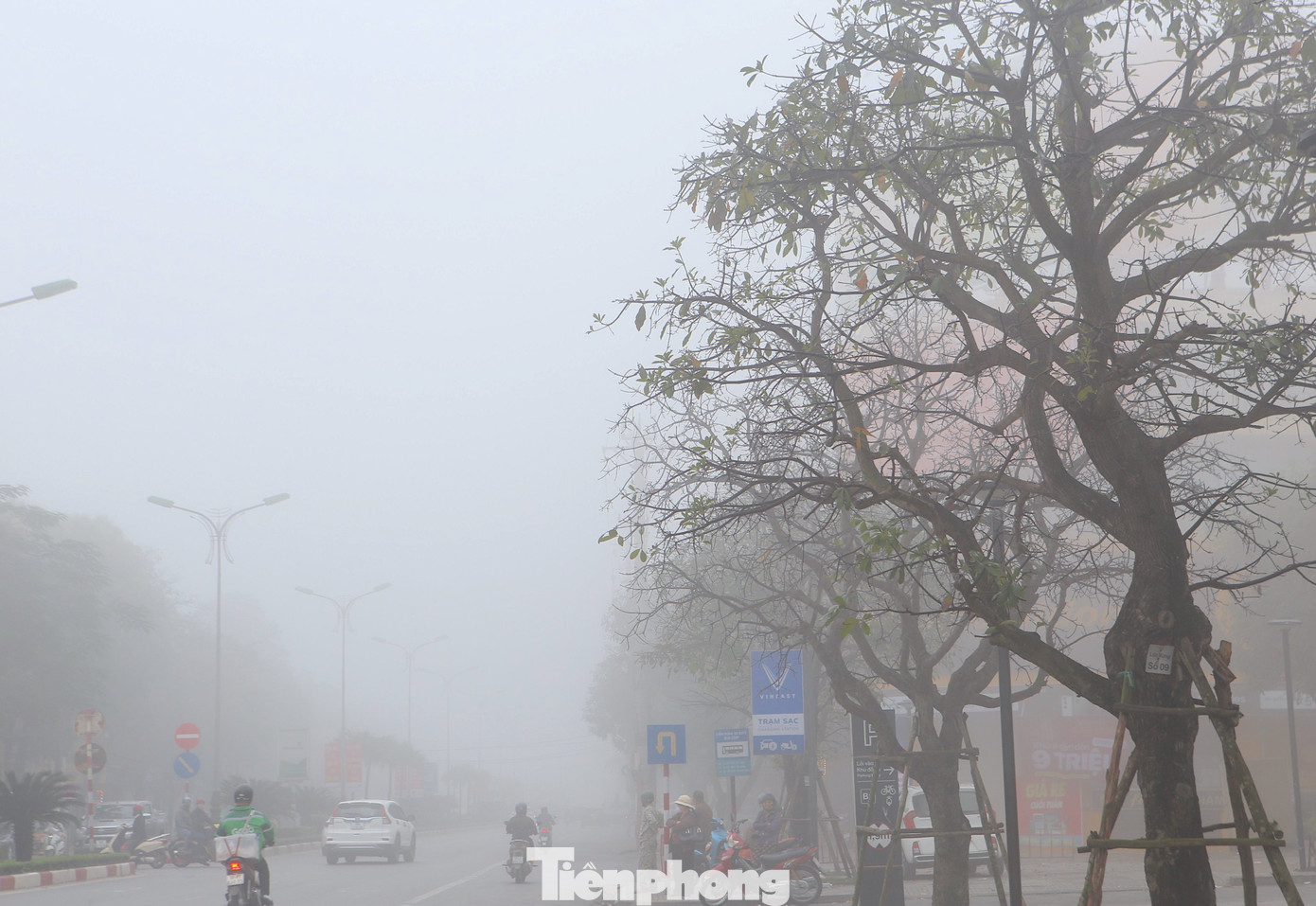 Tại tuyến đường Hà Huy Tập trở nên mờ ảo trong lớp sương mù. Nhiều người co ro trong cái lạnh dưới màn sương.