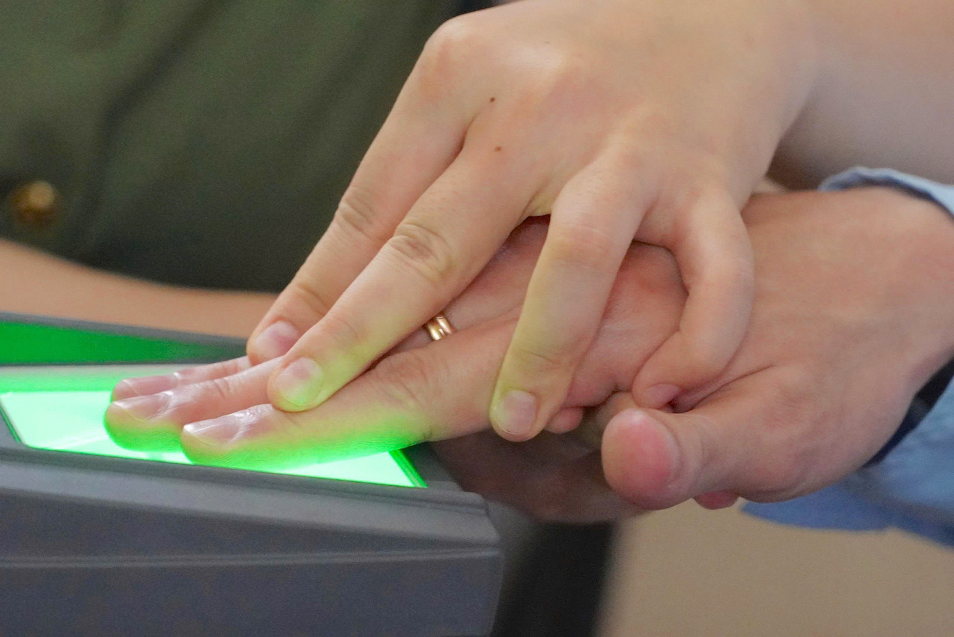 Thượng tá Nguyễn Minh Triển - Phó Trưởng phòng Quản lý xuất nhập cảnh (Công an tỉnh Hà Tĩnh) cho biết, chiến dịch cao điểm 50 ngày đêm cấp định danh điện tử cho người nước ngoài sẽ kết thúc vào ngày 19/8. Tuy nhiên tất cả cán bộ trong đơn vị đang nỗ lực quyết tâm với mục tiêu đến hết tháng 7 sẽ hoàn thành cấp tài khoản định danh điện tử cho người nước ngoài trên địa bàn.