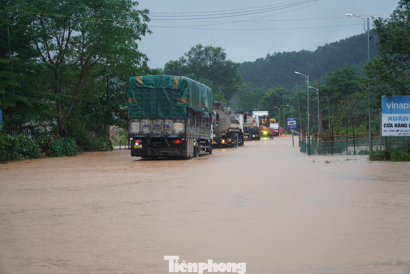 Theo ghi nhận, do mưa lớn kéo dài, từ trưa ngày 30/10, tại quốc lộ 15A đoạn qua địa bàn xã Hà Linh, huyện Hương Khê (Hà Tĩnh) nước lũ đã ngập sâu. Có những vị trí ngập sâu nửa mét, phương tiện di chuyển qua gặp nhiều khó khăn.