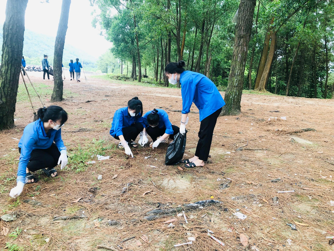 Các tình nguyện viên thị xã Hồng Lĩnh thu gom rác thải tại các khu vực cảnh quan, đồi núi nhằm giảm thiểu ô nhiễm môi trường.