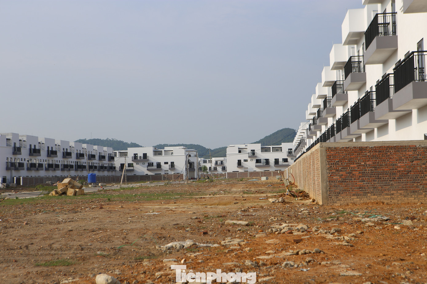 Dù chưa hoàn thành các thủ tục giao đất, cho thuê đất theo quy định nhưng dự án vẫn rầm rộ thi công.