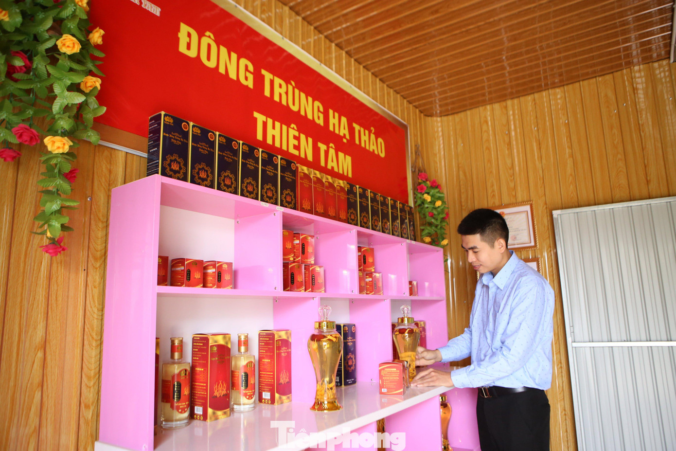 Anh Nguyễn Thành Luân bên gian hàng mô hình đông trùng hạ thảo Thiên Tâm.