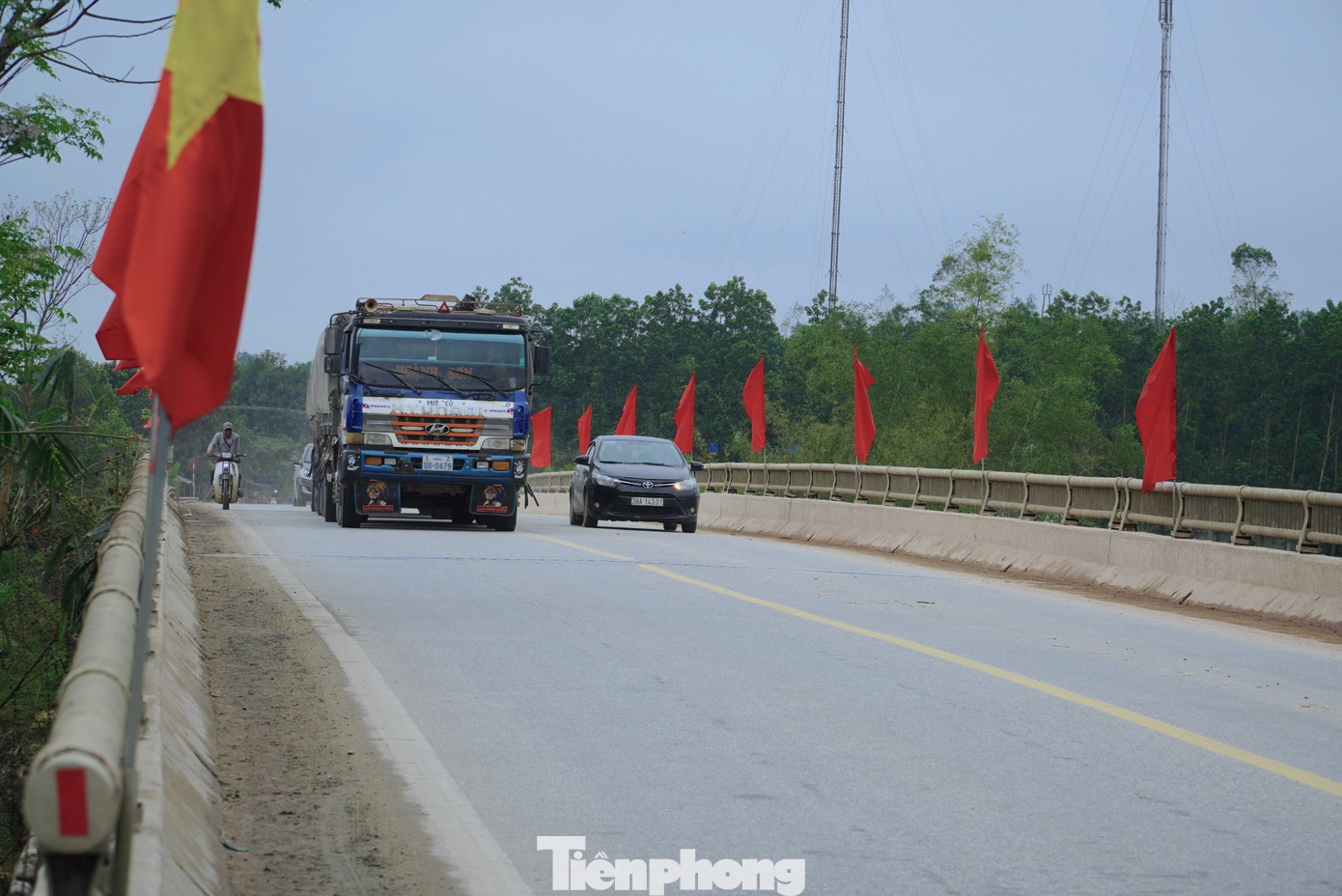 Phương tiện di chuyển từ cầu Địa Lợi hướng Hương Khê - Thành phố Hà Tĩnh qua khúc cua gấp. Khu vực có số lượng phương tiện di chuyển cũng khá đông, đặc biệt vào thời điểm buổi tối khi tầm nhìn hạn chế nguy cơ mất an toàn... Phương tiện di chuyển từ cầu Địa Lợi hướng Hương Khê - Thành phố Hà Tĩnh qua khúc cua gấp. Khu vực có số lượng phương tiện di chuyển cũng khá đông, đặc biệt vào thời điểm buổi tối khi tầm nhìn hạn chế nguy cơ mất an toàn...