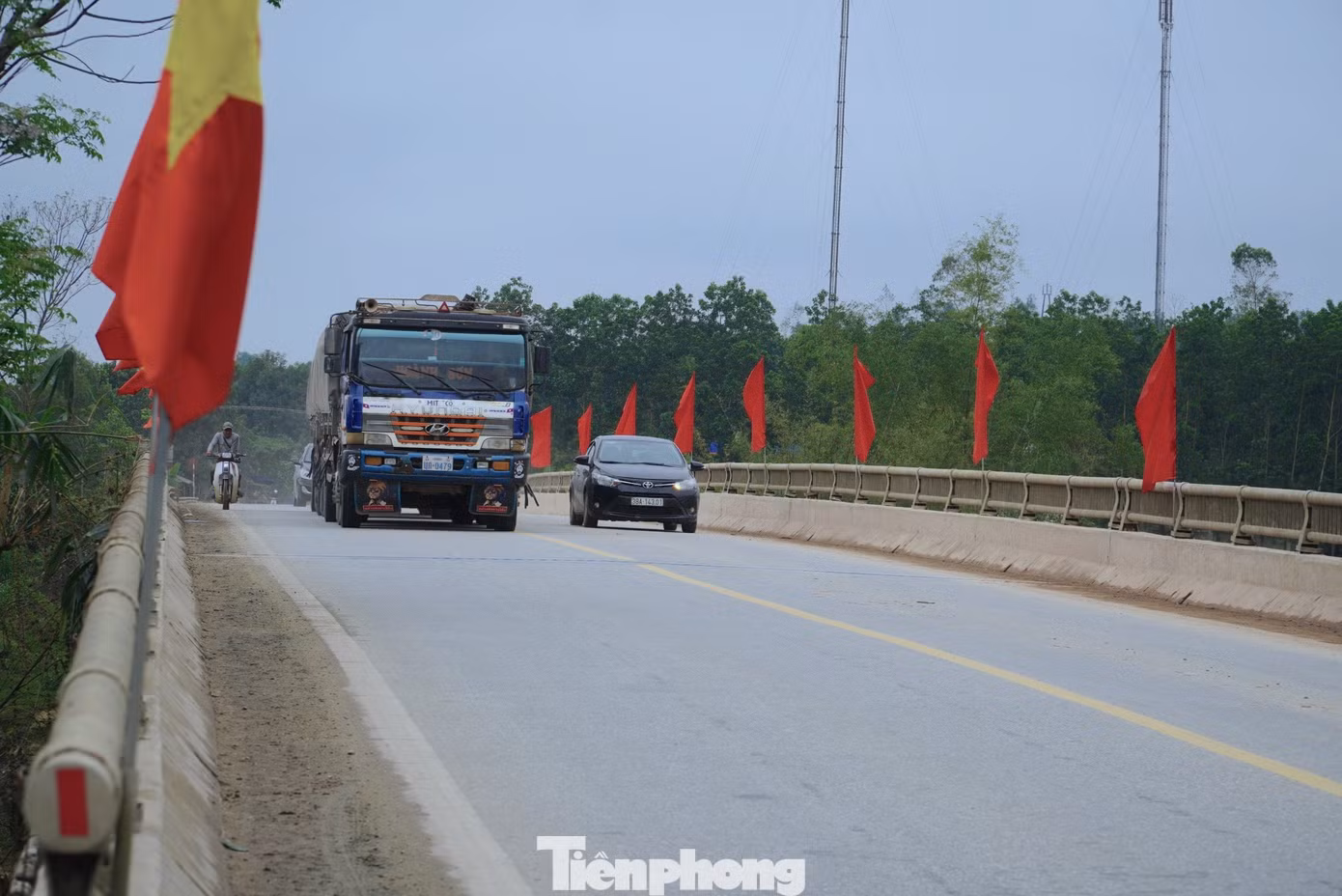 Phương tiện di chuyển từ cầu Địa Lợi hướng Hương Khê - Thành phố Hà Tĩnh qua khúc cua gấp. Khu vực có số lượng phương tiện di chuyển cũng khá đông, đặc biệt vào thời điểm buổi tối khi tầm nhìn hạn chế nguy cơ mất an toàn...