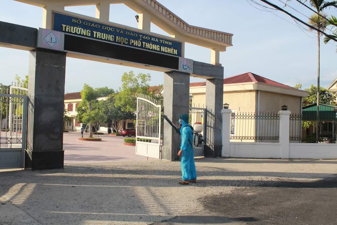 Phun khử khuẩn tại điểm trường ở huyện Can Lộc. Phun khử khuẩn tại điểm trường ở huyện Can Lộc.