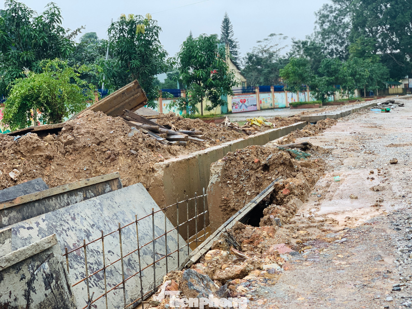 Thép chỏng chơ, nắp cống cũng chưa đậy nằm ngay trước cổng Trường Mầm non Hương Bình.