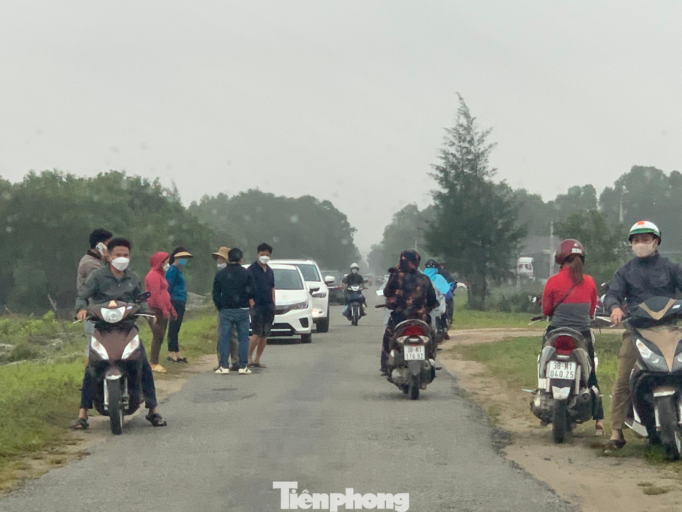 Làng quê Thạch Văn lâu nay vốn bình yên, nhưng khoảng 1 tuần nay mỗi ngày có hàng trăm người kéo nhau về trên tuyến đường này để xem đất. Những khu đất cát trống trơ, trước chẳng ai dòm ngó nay được rao bán hàng tỷ đồng.