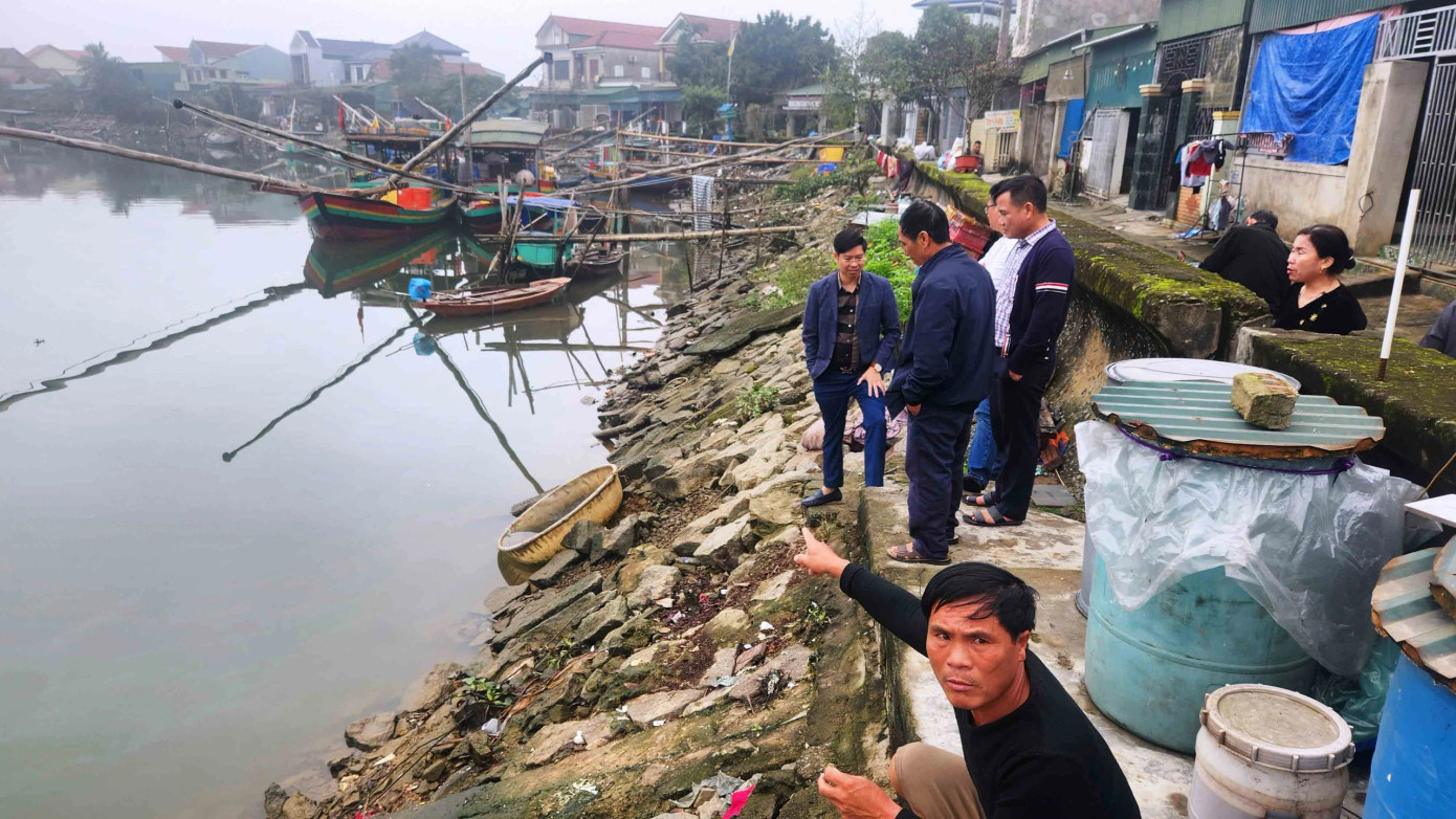 Người dân địa phương mong muốn sớm có phương án khắc phục đê Hữu Nghèn. Người dân địa phương mong muốn sớm có phương án khắc phục đê Hữu Nghèn.