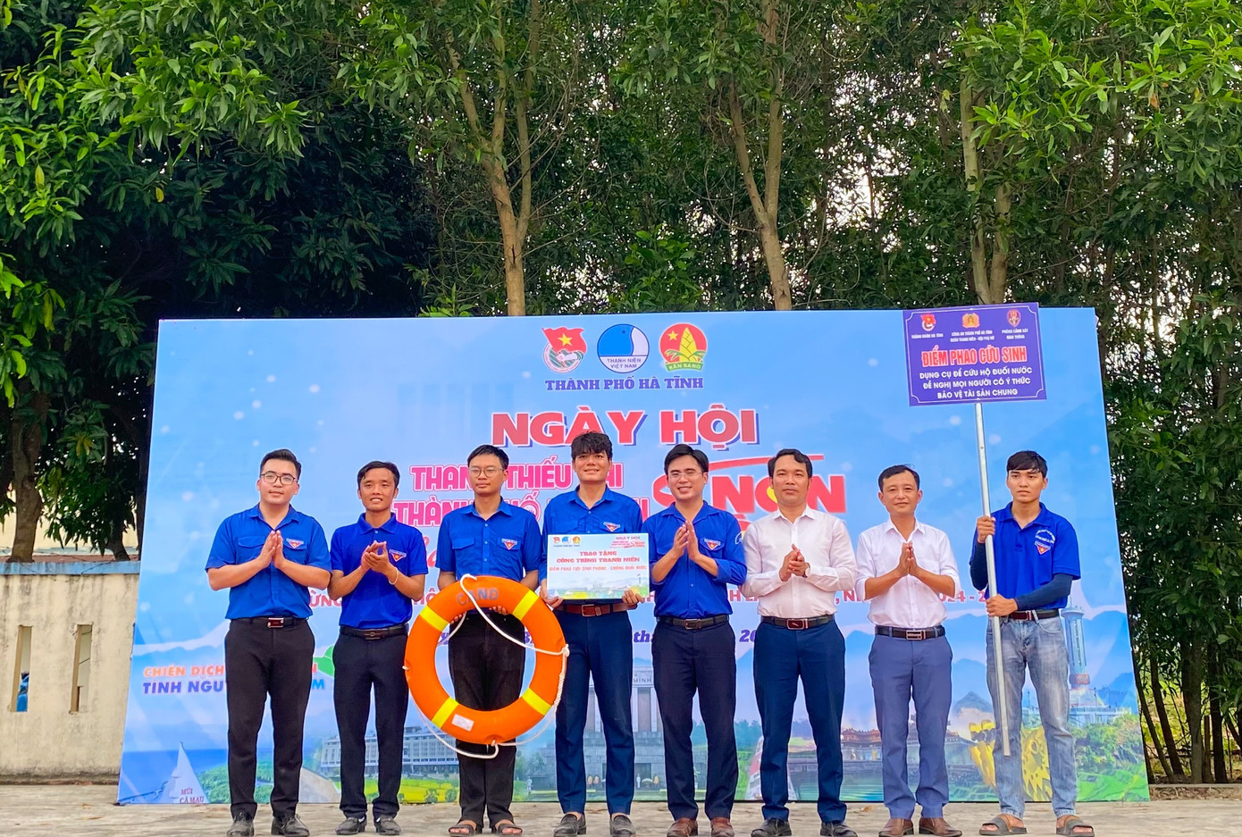 Ban thường vụ Thành Đoàn trao tặng bản đồ Việt Nam và 50 lá cờ xây dựng đường cờ thanh niên cho Đoàn xã Thạch Bình. Ngoài ra tổ chức trao tặng điểm phao cứu sinh phòng chống đuối nước.