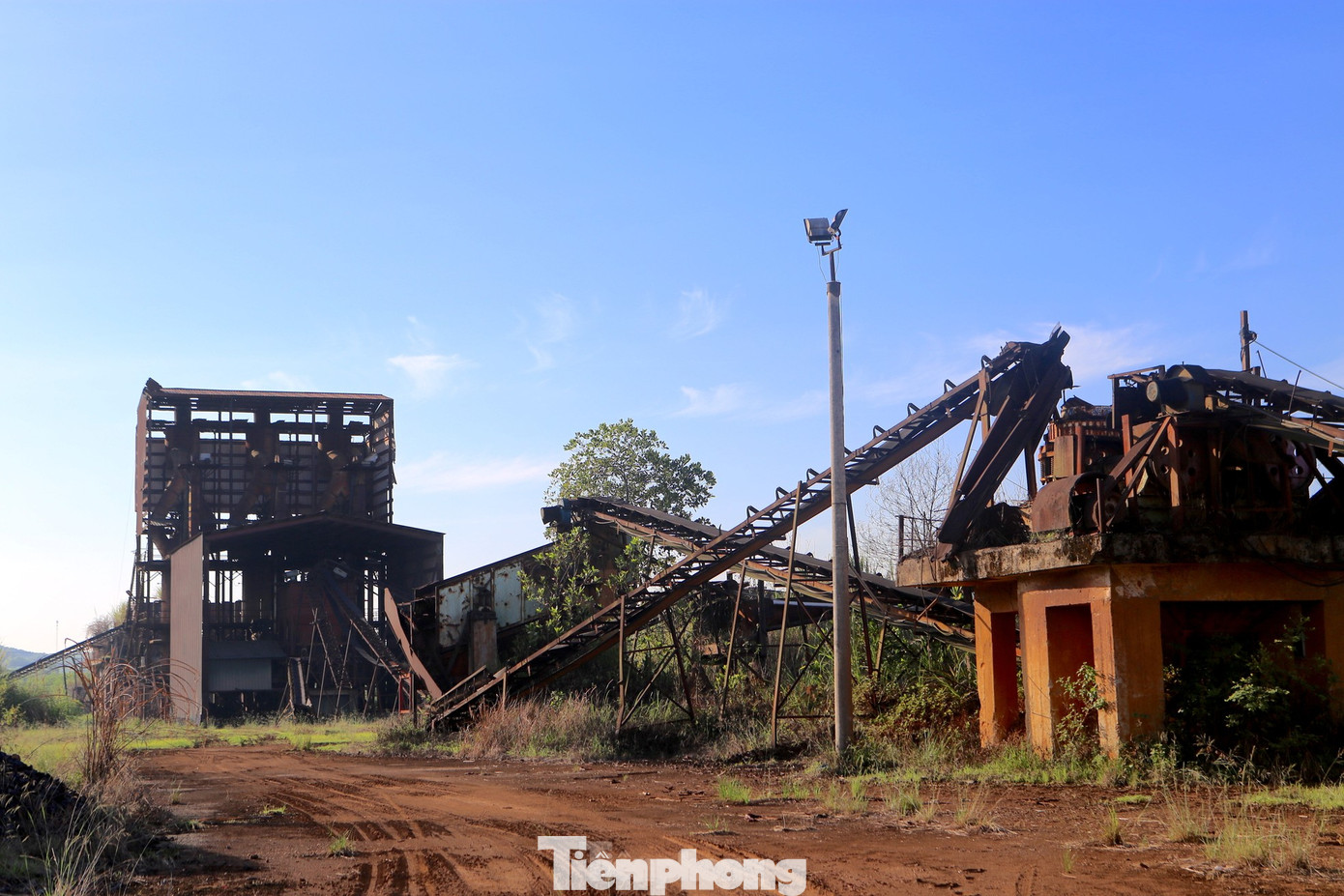 Tỉnh Hà Tĩnh vừa có quyết định ngừng hoạt động dự án nhà máy tuyển quặng sắt Vũ Quang được đầu tư với nguồn vốn gần 160 tỷ đồng.