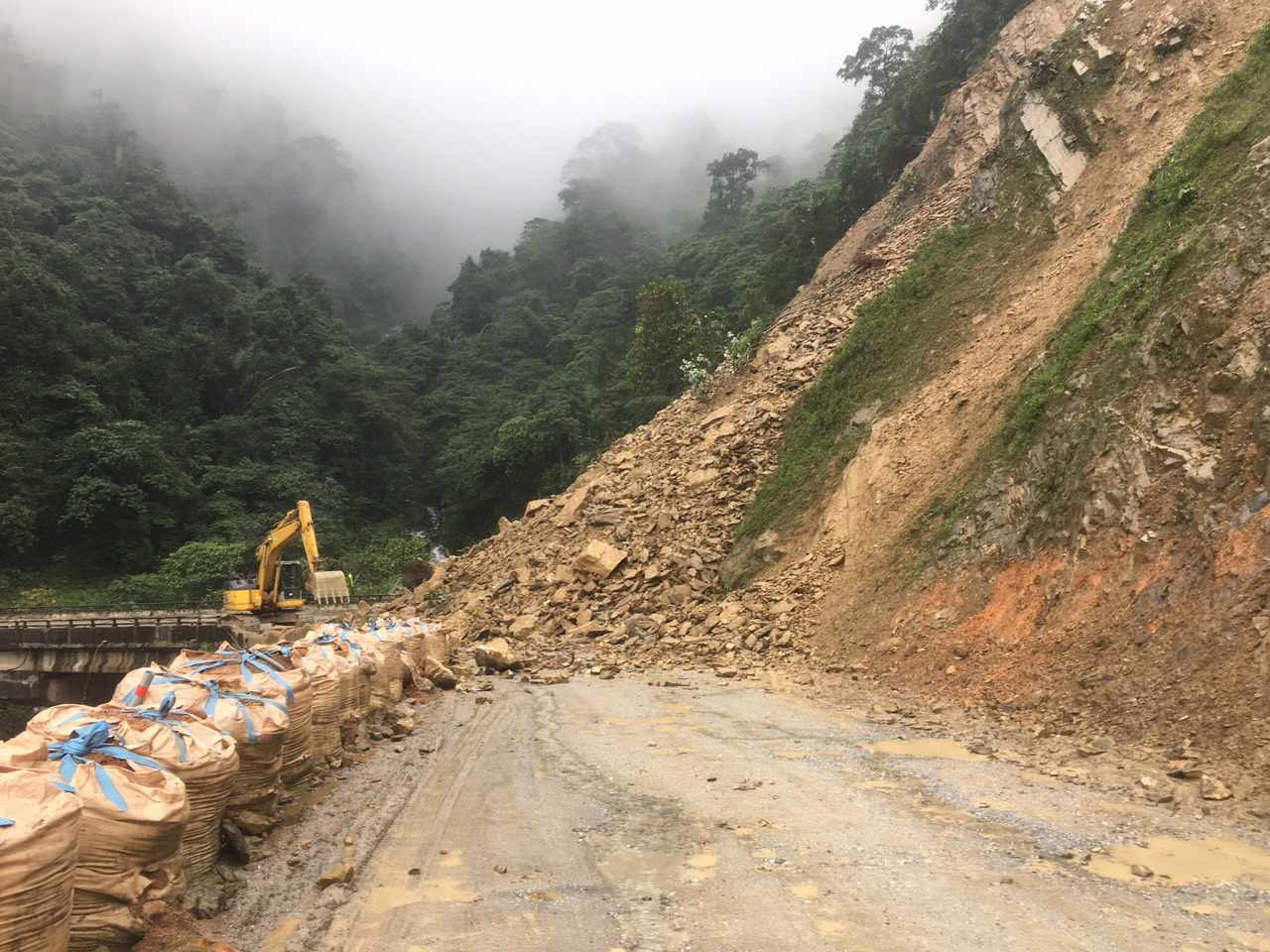 Hiện trường vụ sạt lở đường lên Cửa khẩu Quốc tế Cầu Treo.