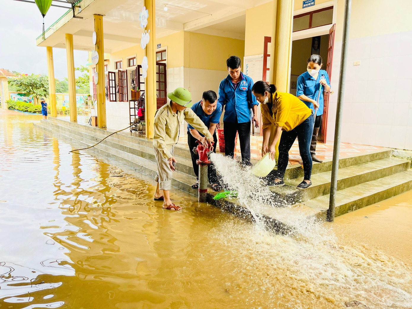 Lực lượng đoàn viên thanh niên cùng tham gia hỗ trợ dọn dẹp trường học. Lực lượng đoàn viên thanh niên cùng tham gia hỗ trợ dọn dẹp trường học.