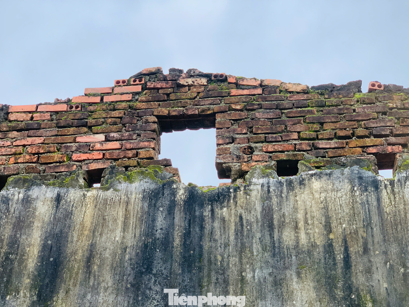 Qua ghi nhận, tại khu vực này các dãy nhà chức năng bị hư hỏng; hệ thống tuờng bao đổ nát, tường nhà bị hoen ố, loang lổ, bong tróc theo thời gian.