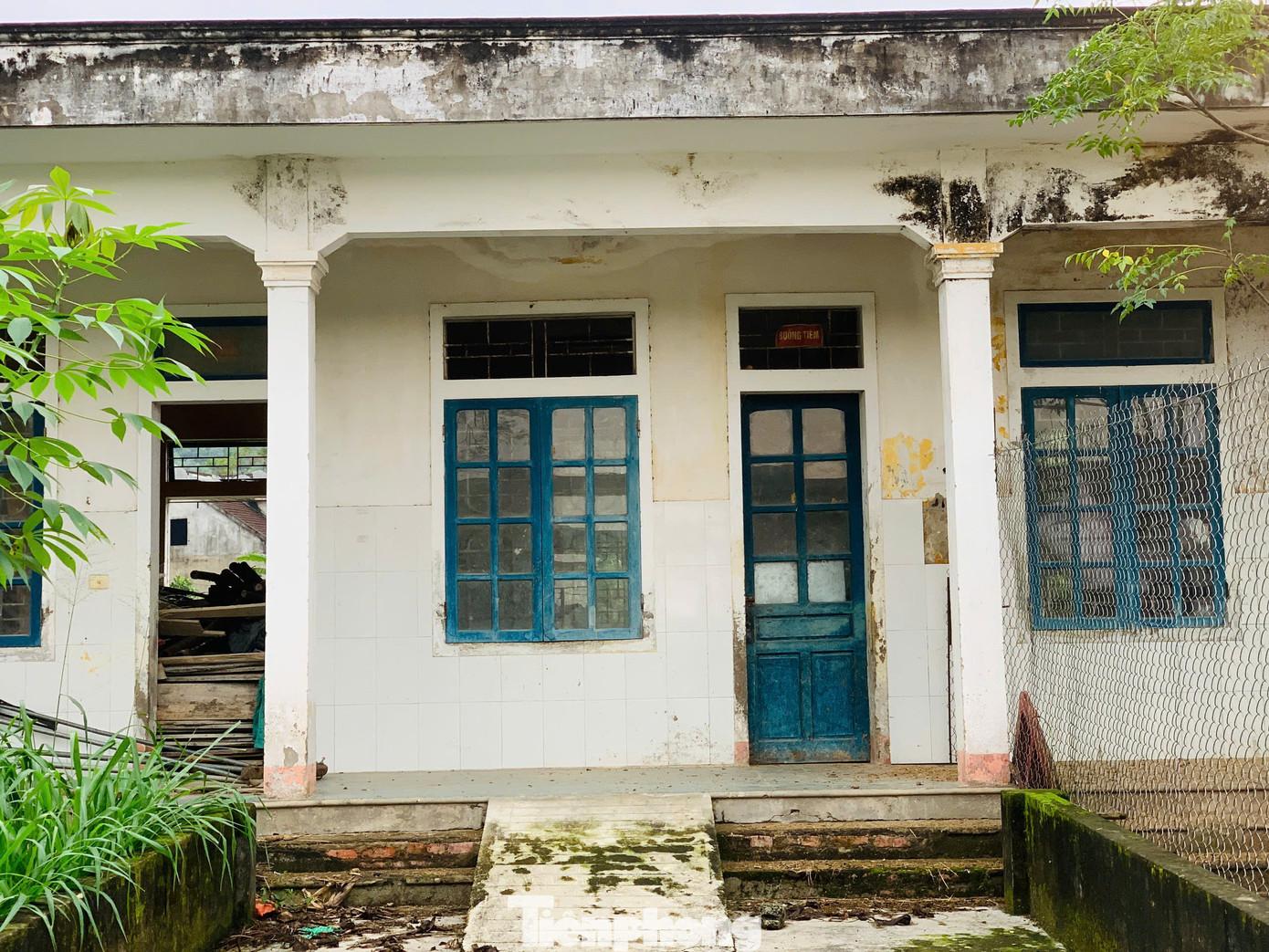 Khuôn viên trở nên nhếch nhác.