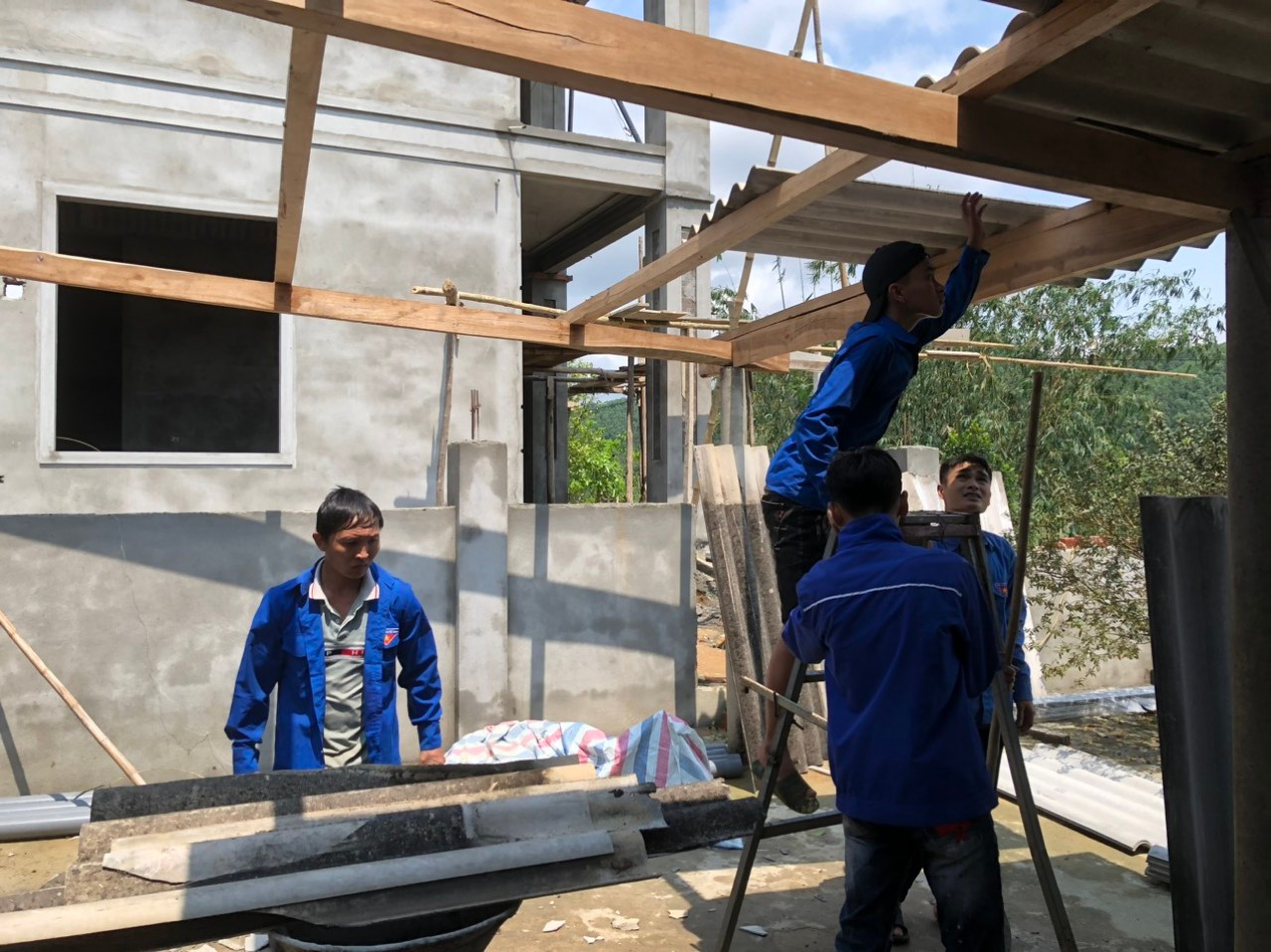 Tuy không gây thiệt hại về người, nhưng trận lốc kèm mưa lớn quét qua làm 26 nhà dân bị thổi bay mái ngói, cây ăn quả và hoa màu gãy đổ. Trong đó có nhiều hộ gia đình neo người không thể tự sửa chữa nhà ở.