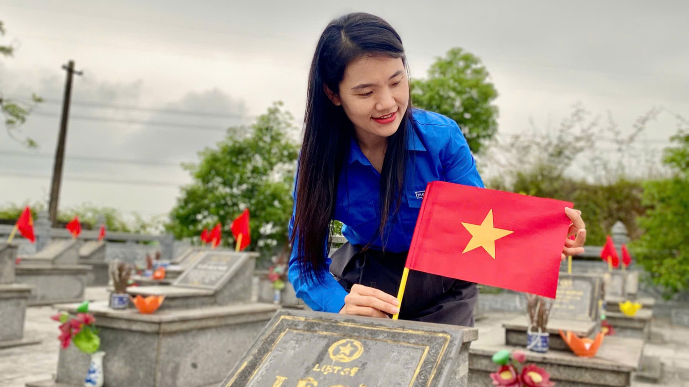 Những lá cờ đỏ sao vàng cũng đã được các bạn đoàn viên cắm lên các phần mộ của các anh hùng, liệt sĩ, tô thắm thêm tình yêu quê hương, đất nước trong trái tim mỗi người trẻ. Trong ảnh là hoạt động của tuổi trẻ huyện Đức Thọ.
