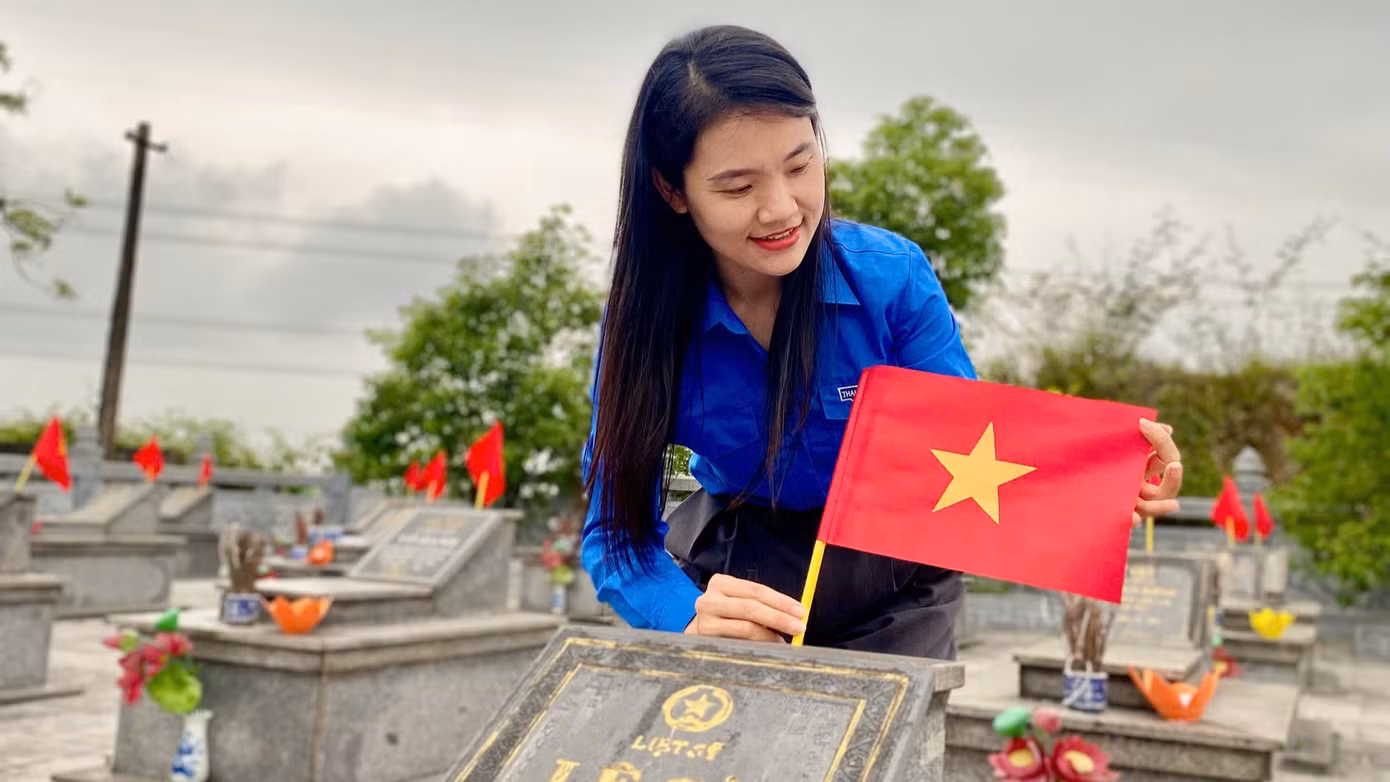 Những lá cờ đỏ sao vàng cũng đã được các bạn đoàn viên cắm lên các phần mộ của các anh hùng, liệt sĩ, tô thắm thêm tình yêu quê hương, đất nước trong trái tim mỗi người trẻ. Trong ảnh là hoạt động của tuổi trẻ huyện Đức Thọ.