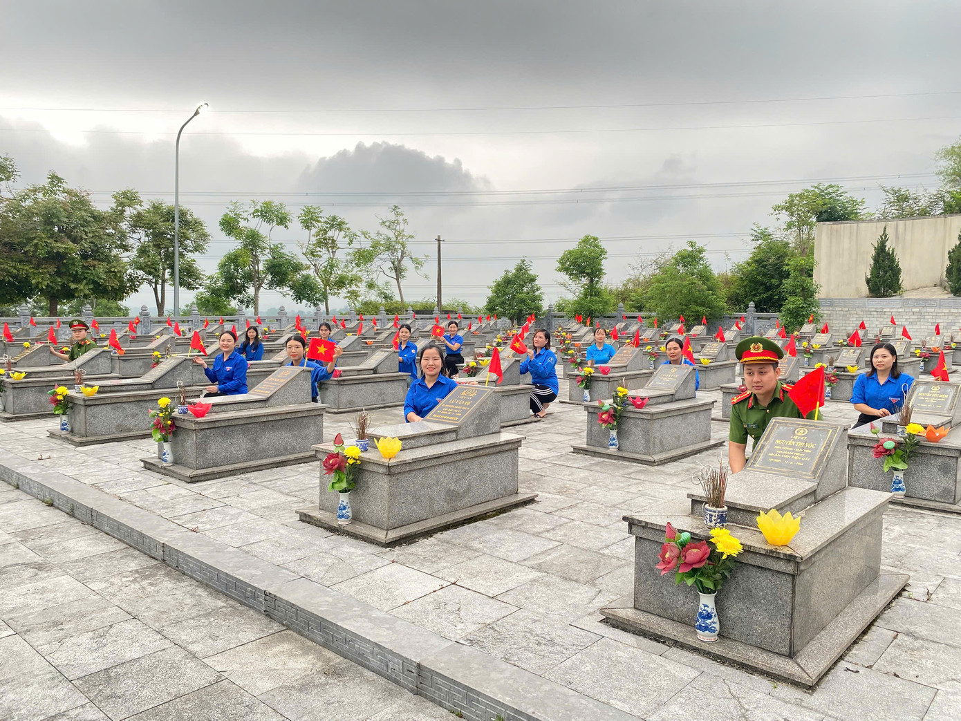 Những lá cờ đỏ sao vàng cũng đã được các bạn đoàn viên cắm lên các phần mộ của các anh hùng, liệt sĩ, tô thắm thêm tình yêu quê hương, đất nước trong trái tim mỗi người trẻ. Trong ảnh là hoạt động của tuổi trẻ huyện Đức Thọ.