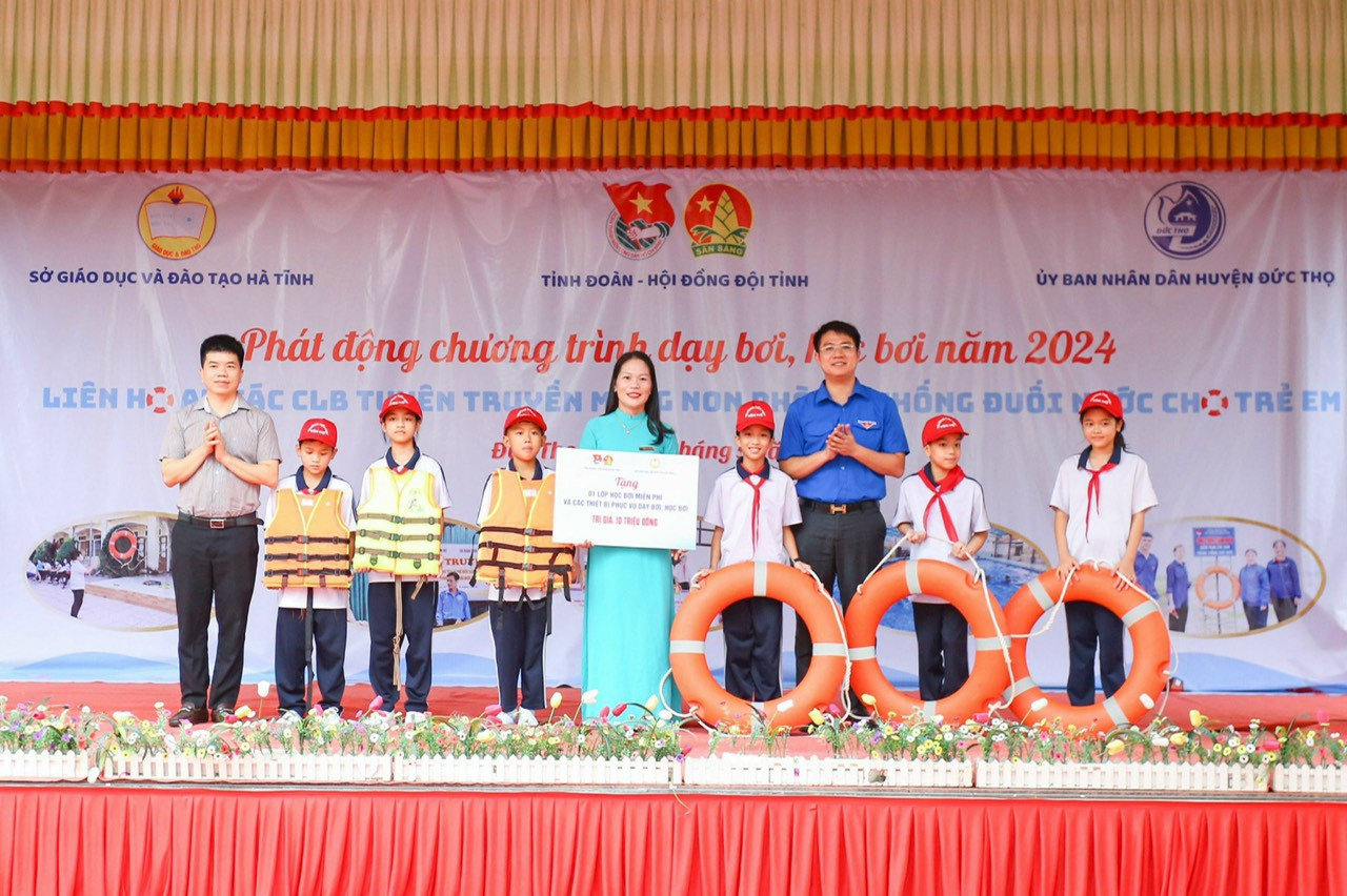 Ban tổ chức đã trao tặng 1 lớp dạy bơi miễn phí, các trang thiết bị hỗ trợ hoạt động dạy bơi, học bơi... trị giá 10 triệu đồng.