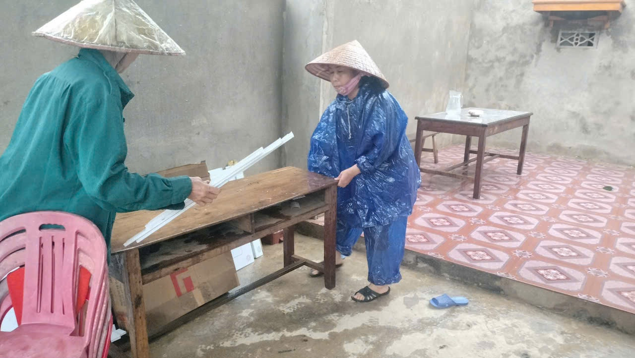 Người dân tập trung dọn dẹp nhà cửa sau lốc xoáy.