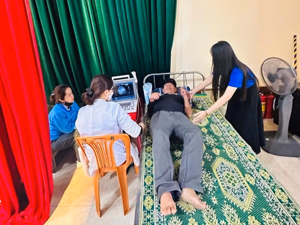 Tuổi trẻ huyện Cẩm Xuyên phối hợp với Hội Thầy thuốc trẻ Hà Tĩnh và đơn vị tài trợ tổ chức khám và cấp phát thuốc miễn phí cho đối tượng chính sách và người dân có hoàn cảnh khó khăn tại xã Cẩm Nhượng.