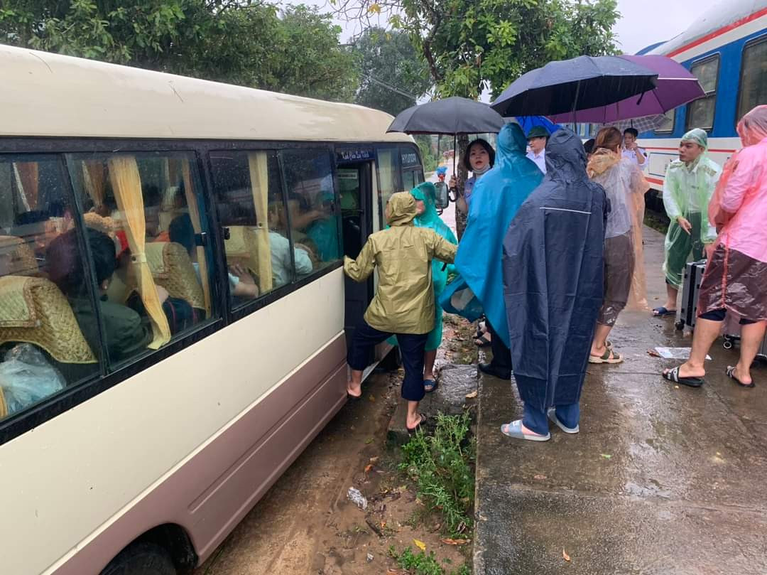 Toàn bộ hành khách trên 2 tàu SE1 và SE20 đã được trung chuyển và tiếp tục hành trình. Toàn bộ hành khách trên 2 tàu SE1 và SE20 đã được trung chuyển và tiếp tục hành trình.