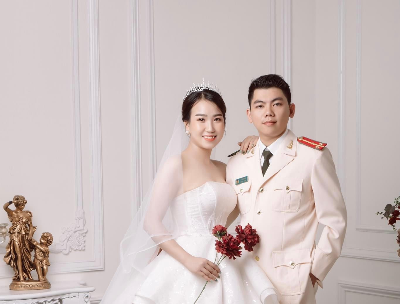 Trung úy Nguyễn Thị Phương Thảo và Thượng úy Lê Đức Đạo hai lần hoãn cưới để chống dịch COVID-19. Trung úy Nguyễn Thị Phương Thảo và Thượng úy Lê Đức Đạo hai lần hoãn cưới để chống dịch COVID-19.