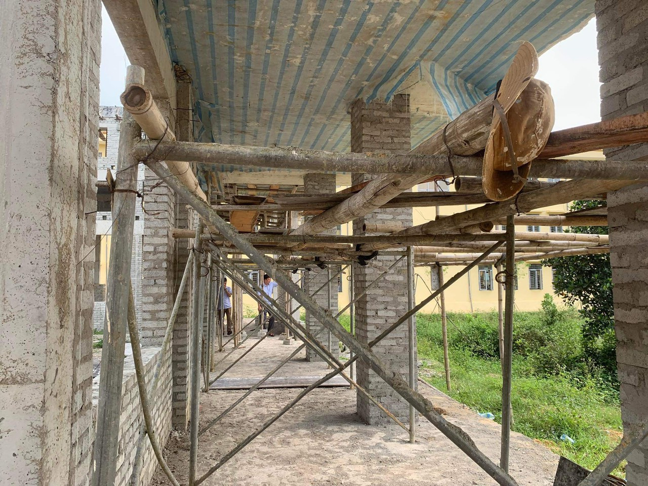 Phần giàn giáo công trình chưa được tháo dỡ.