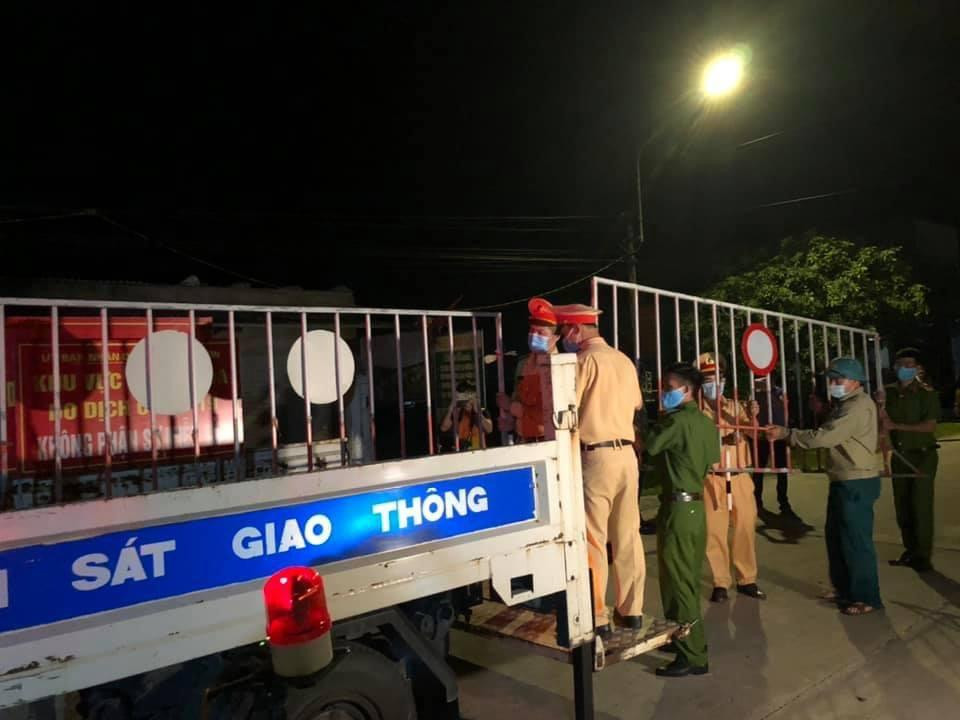 Lực lượng chức năng tiến hành tháo dỡ điểm chốt phong tỏa phòng dịch. Lực lượng chức năng tiến hành tháo dỡ điểm chốt phong tỏa phòng dịch.