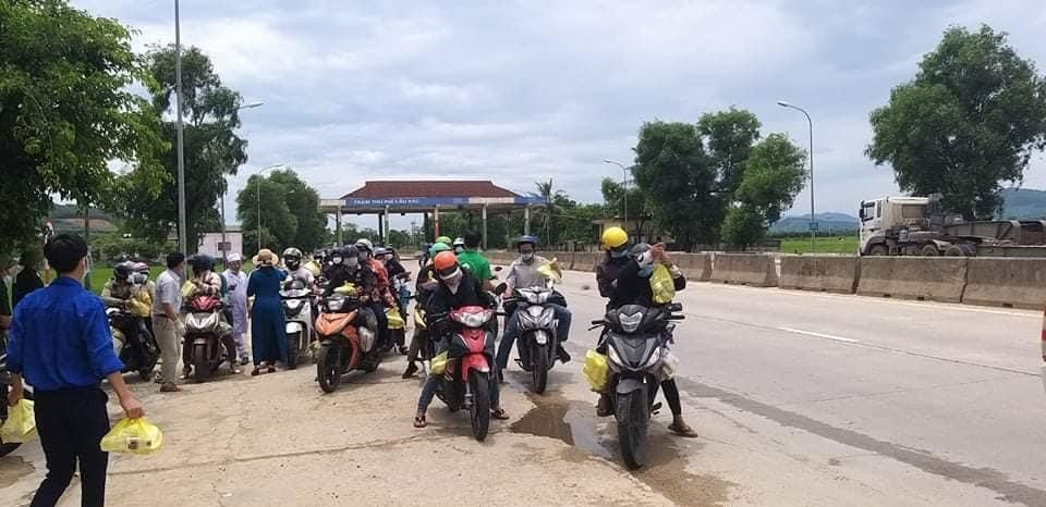 Tại điểm trao quà ở xã Cẩm Trung, chị Hoàng Thị Bình và chị Nguyễn Thị Quý (trú xã Cẩm Nhượng, huyện Cẩm Xuyên) cũng trao hàng trăm suất quà gồm nhu yếu phẩm và 200 ngàn đồng tiền mặt cho mỗi người dân về quê với tổng giá trị hơn 50 triệu đồng.