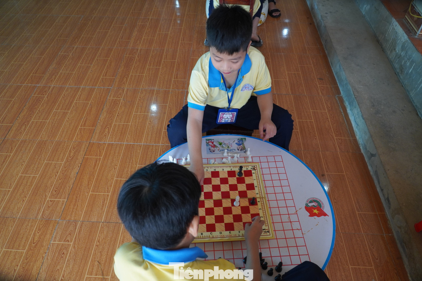 Đặc biệt, trong "Ngôi nhà trí tuệ thôn Đông Thái” được xây dựng với nhiều khuôn viên, phòng học với đầy đủ thể loại như mỹ thuật, đọc sách, luyện chữ đẹp, các trò chơi dân gian, cờ vua…