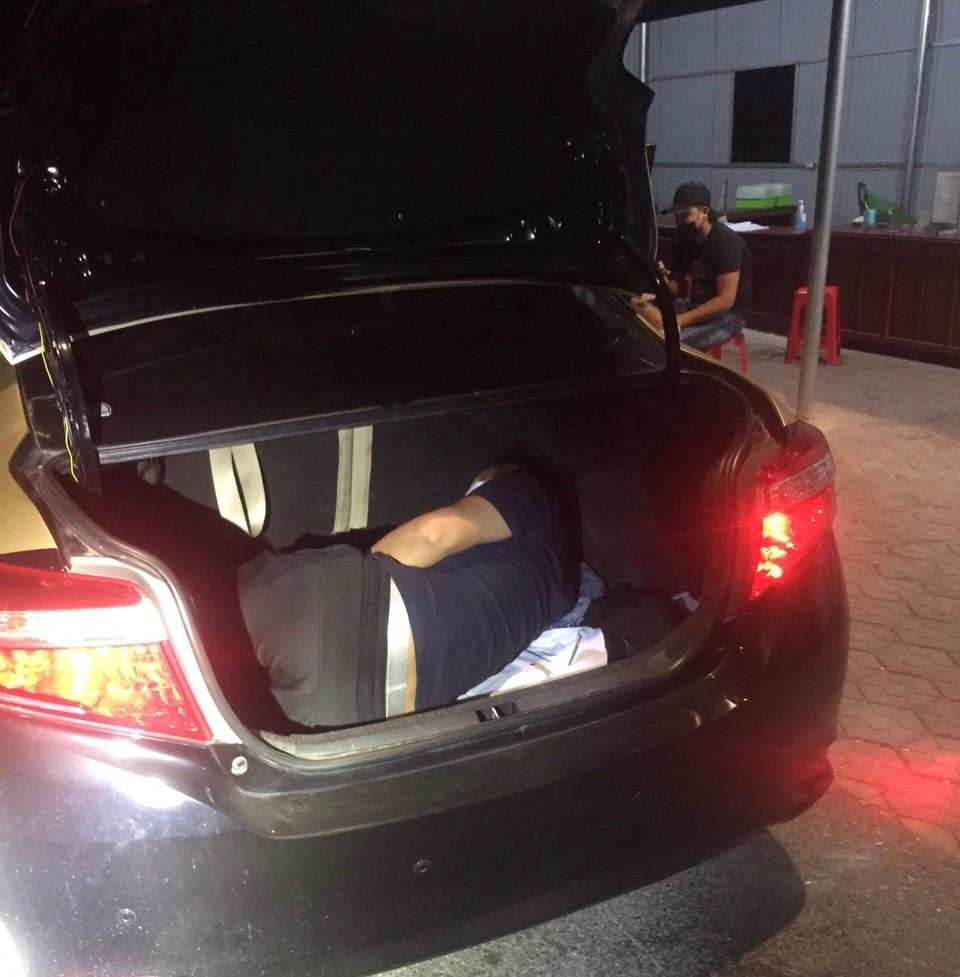 Người đàn ông trốn trong cốp xe nhằm thông chốt kiểm dịch.