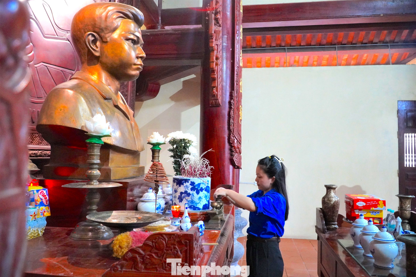 Hàng ngày nhân viên Ban quản lý Khu tưởng niệm anh Lý Tự Trọng tổ chức lau chùi trong nhà tưởng niệm, dọn dẹp trong khuôn viên và chăm sóc phần khu mộ. Hàng ngày nhân viên Ban quản lý Khu tưởng niệm anh Lý Tự Trọng tổ chức lau chùi trong nhà tưởng niệm, dọn dẹp trong khuôn viên và chăm sóc phần khu mộ.