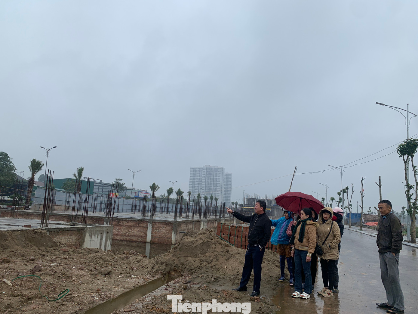 Người dân kéo đến công trình đòi quyền lợi vào những ngày giáp Tết.