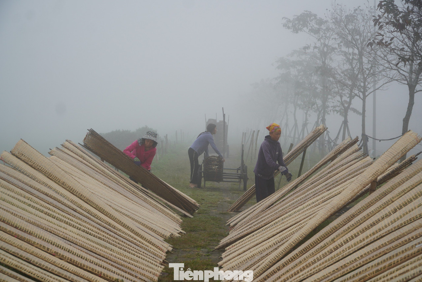 Sương mù dày không chỉ ảnh hưởng đến giao thông mà khiến cuộc sống, công việc của người dân trên địa bàn bị ảnh hưởng lớn.
