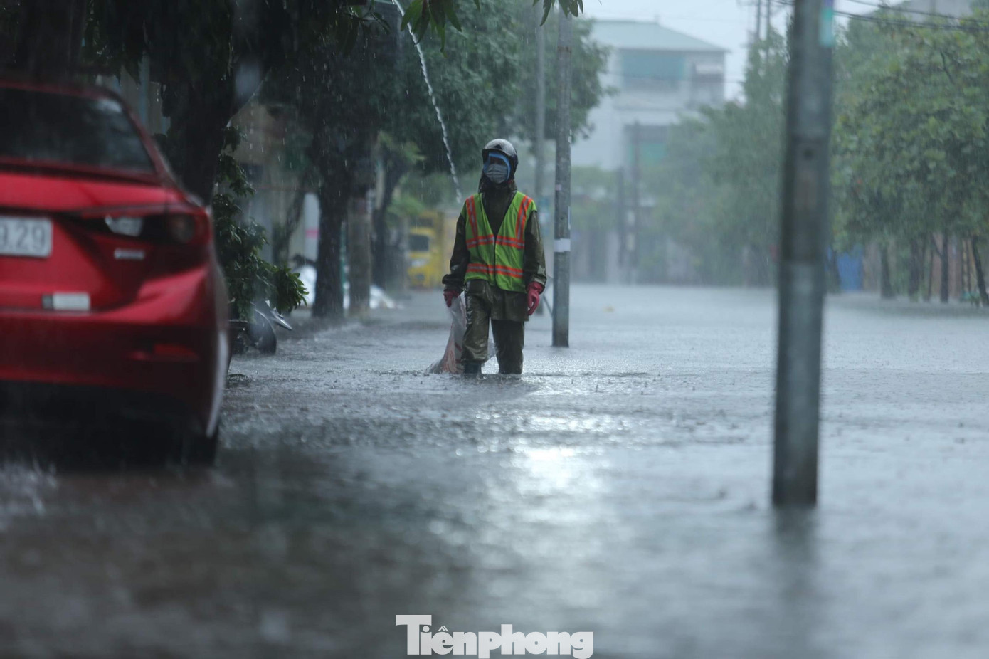Công nhân Công ty CP Môi trường và Quản lý đô thị Hà Tĩnh đi khơi thông dòng chảy tại các cống ngầm, cắm biển cảnh báo những khu vực nguy hiểm.