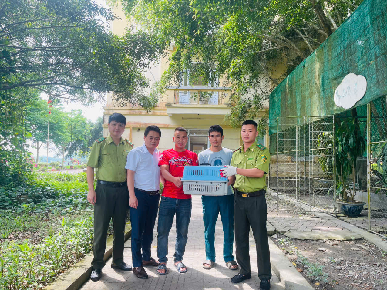 Vườn Quốc gia Vũ Quang tiếp nhận cá thể trăn. Vườn Quốc gia Vũ Quang tiếp nhận cá thể trăn.