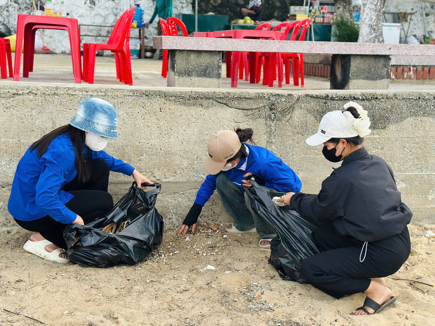 Thông qua các hoạt động ý nghĩa này, tuổi trẻ Hà Tĩnh tiếp tục khẳng định vai trò, trách nhiệm và nhiệt huyết của mình trong công cuộc xây dựng quê hương, thể hiện tinh thần xung kích, tình nguyện vì cộng đồng. Thông qua các hoạt động ý nghĩa này, tuổi trẻ Hà Tĩnh tiếp tục khẳng định vai trò, trách nhiệm và nhiệt huyết của mình trong công cuộc xây dựng quê hương, thể hiện tinh thần xung kích, tình nguyện vì cộng đồng.