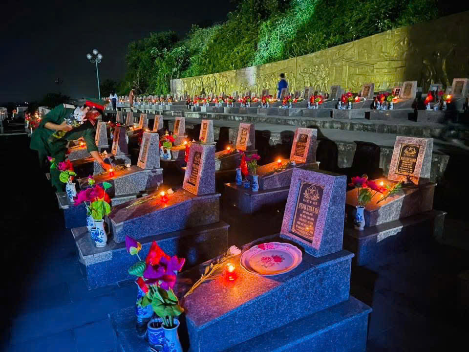 Nhân kỷ niệm 50 năm Ngày giải phóng miền Nam, thống nhất đất nước (30/4/1975 – 30/4/2025), Huyện Đoàn Cẩm Xuyên đã tổ chức chương trình thắp nến tri ân tại nghĩa trang liệt sỹ huyện.