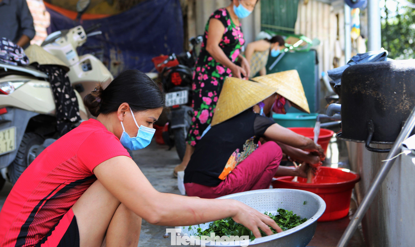 Để hỗ trợ cho người đang cách ly tại các khu cách ly tập trung, hơn 1 tuần nay, từ hội nông dân, phụ nữ đến lực lượng đoàn viên thanh niên ở các thôn, xóm trong toàn huyện Cẩm Xuyên thay phiên nhau nấu cơm cho người cách ly. Hôm nay ở xóm này, ngày mai nhiệm vụ ở xóm khác.
