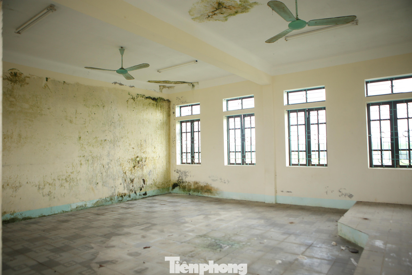 Một lãnh đạo thị xã Kỳ Anh cho biết, nguyên nhân chưa sử dụng trường học là do trong quá trình di dời có một số vướng mắc nên hiện còn hơn 250 hộ chưa lên khu tái định cư mới. Vì thế những năm qua số học sinh thuộc bậc THCS tại xã Kỳ Lợi vẫn đang học tại một điểm trường cũ và một điểm trường ở phường Kỳ Trinh.