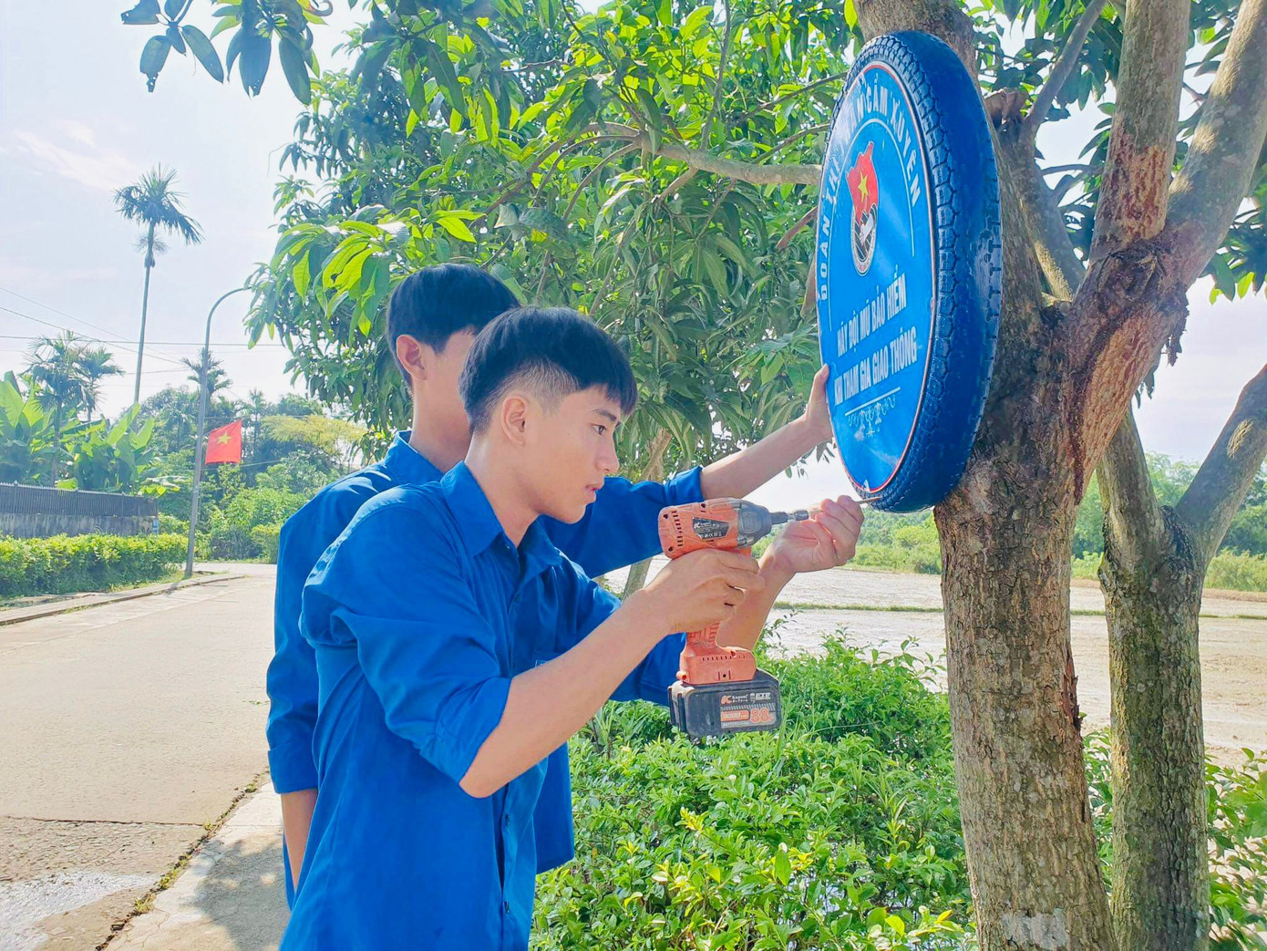 Tuổi trẻ Hà Tĩnh lắp các biển cảnh báo phòng chống đuối nước và làm bảng tuyên truyền từ lốp xe tái chế.