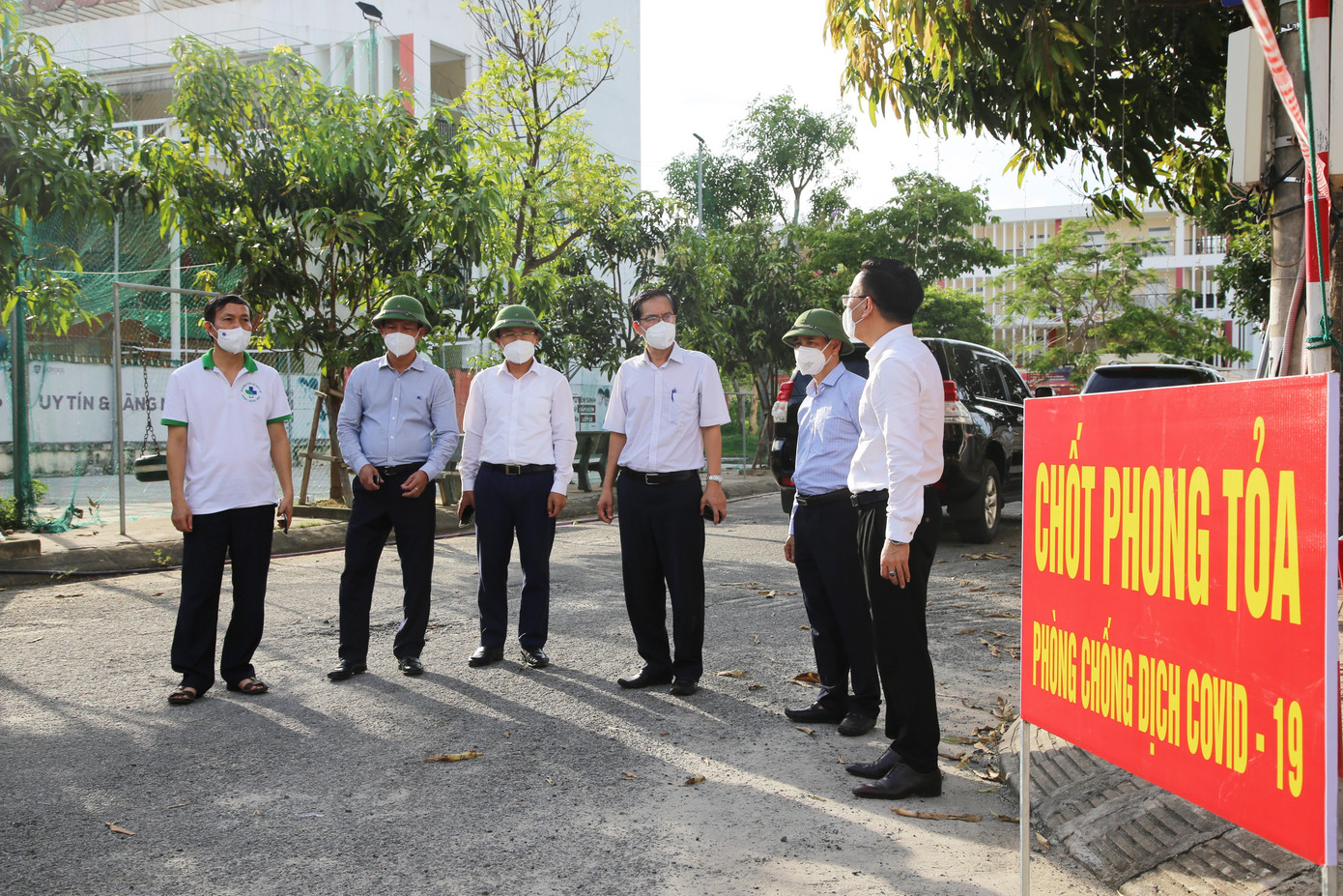 Đoàn chuyên gia Bộ Y tế kiểm tra một số điểm chốt phong tỏa dịch ở Hà Tĩnh. Đoàn chuyên gia Bộ Y tế kiểm tra một số điểm chốt phong tỏa dịch ở Hà Tĩnh.