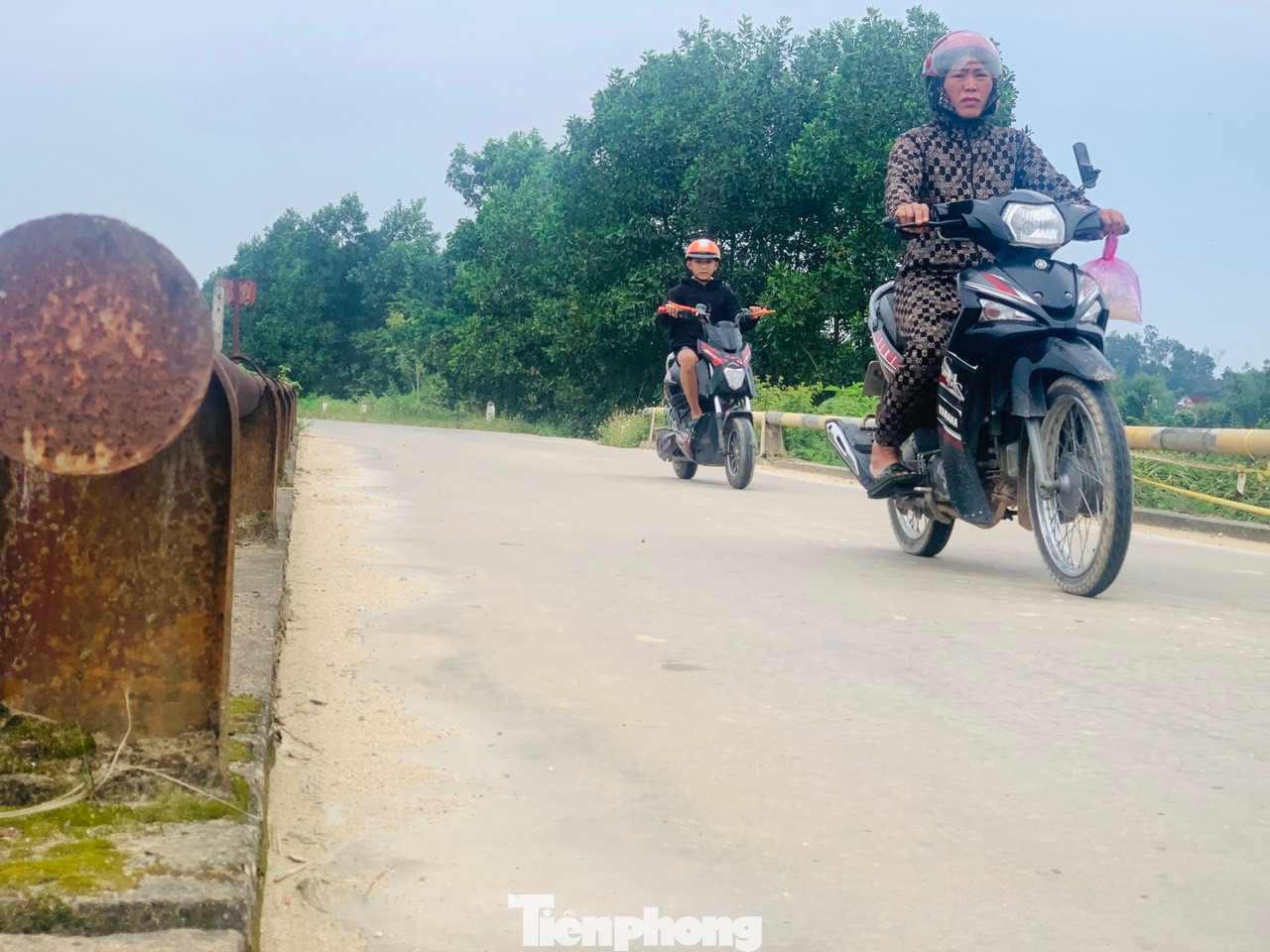 Hệ thống lan can cầu đã bị hư hỏng, gãy đổ, bong tróc từng mảng bê tông. Hệ thống lan can cầu đã bị hư hỏng, gãy đổ, bong tróc từng mảng bê tông.