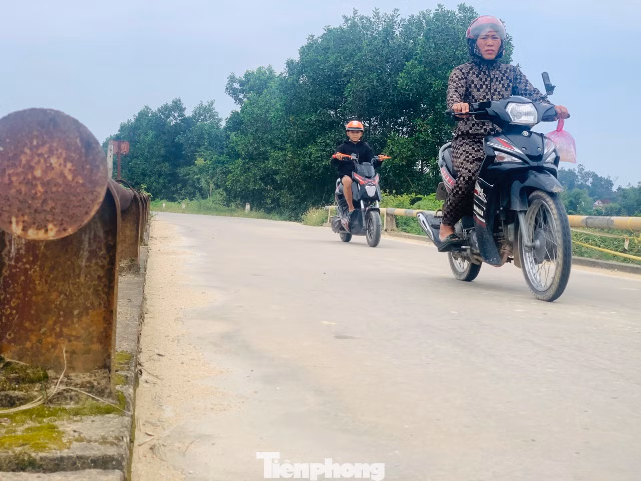 Hệ thống lan can cầu đã bị hư hỏng, gãy đổ, bong tróc từng mảng bê tông. Hệ thống lan can cầu đã bị hư hỏng, gãy đổ, bong tróc từng mảng bê tông.