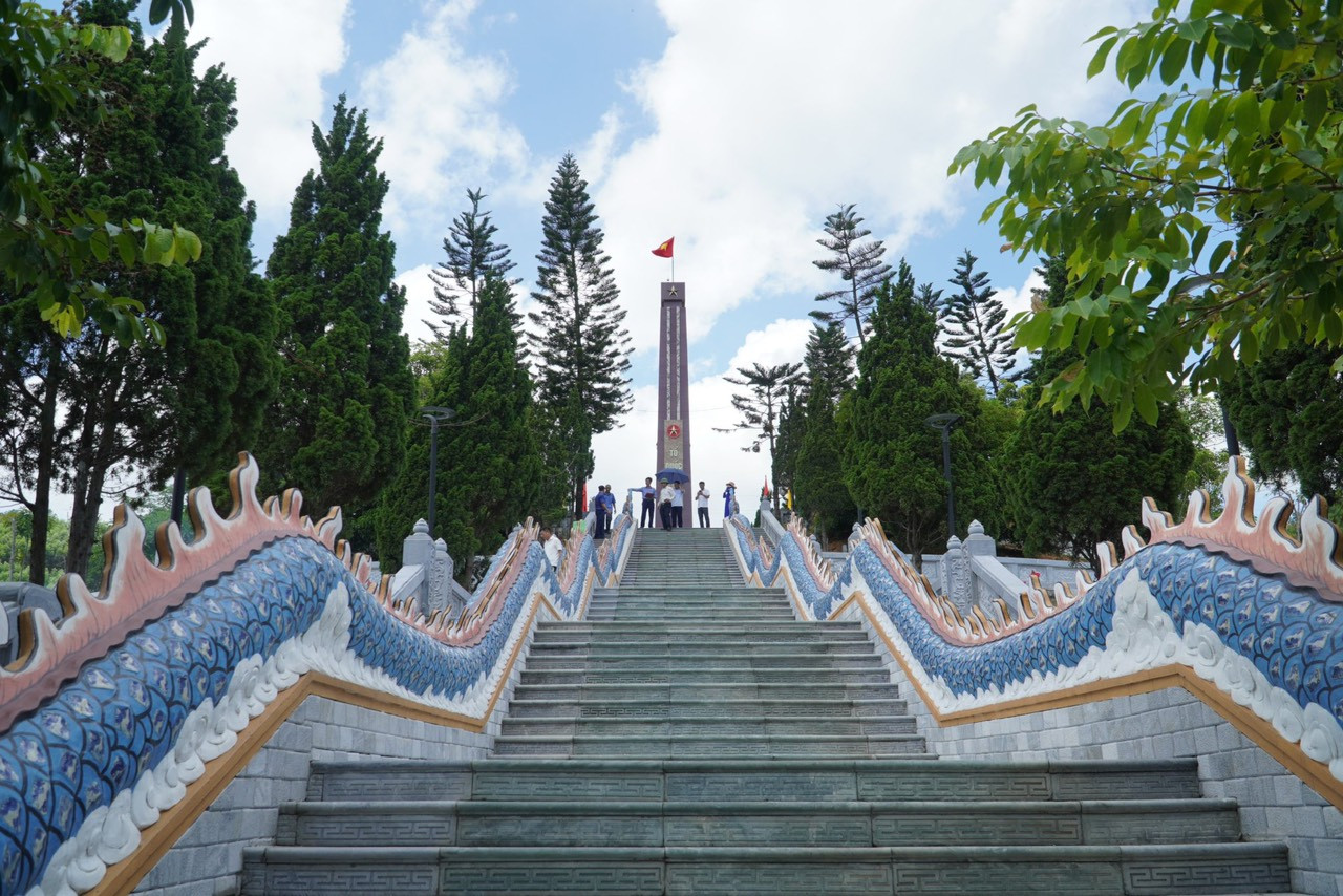 Khuôn viên đang được chỉnh trang để đón hài cốt liệt sĩ hy sinh tại Lào về đất mẹ.