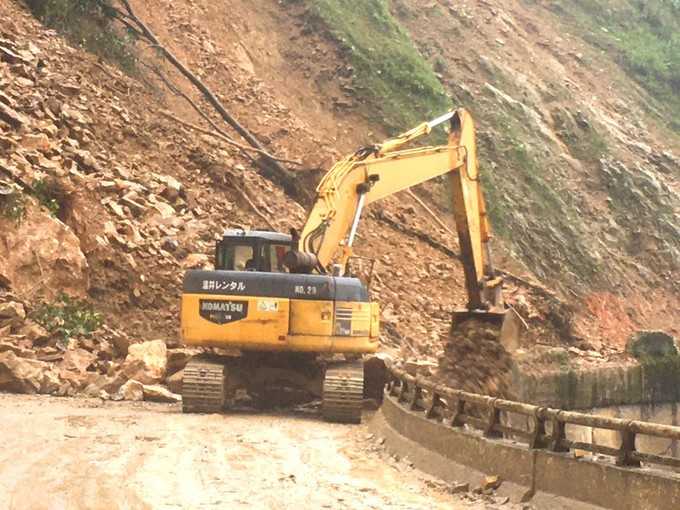 Ngành chức năng huy động máy móc để đảm bảo giao thông qua tuyến.