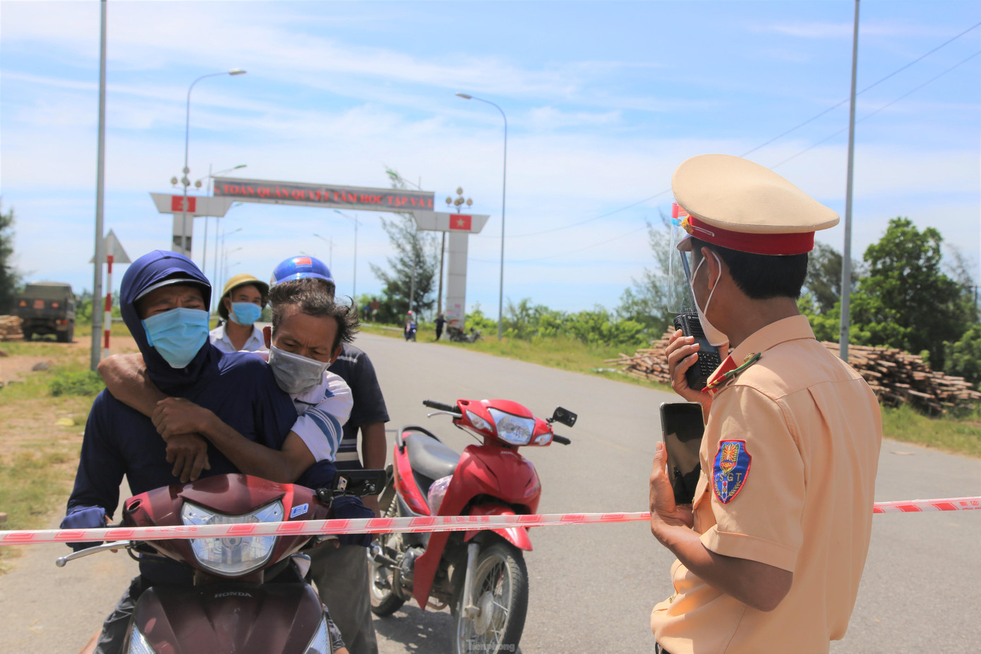 Hà Tĩnh yêu cầu người và phương tiện ngoại tỉnh phải có giấy chứng nhận đã tiêm đủ 2 mũi vắc xin phòng COVID-19 hoặc kết quả xét nghiệm PCR âm tính tối đa 48 tiếng.